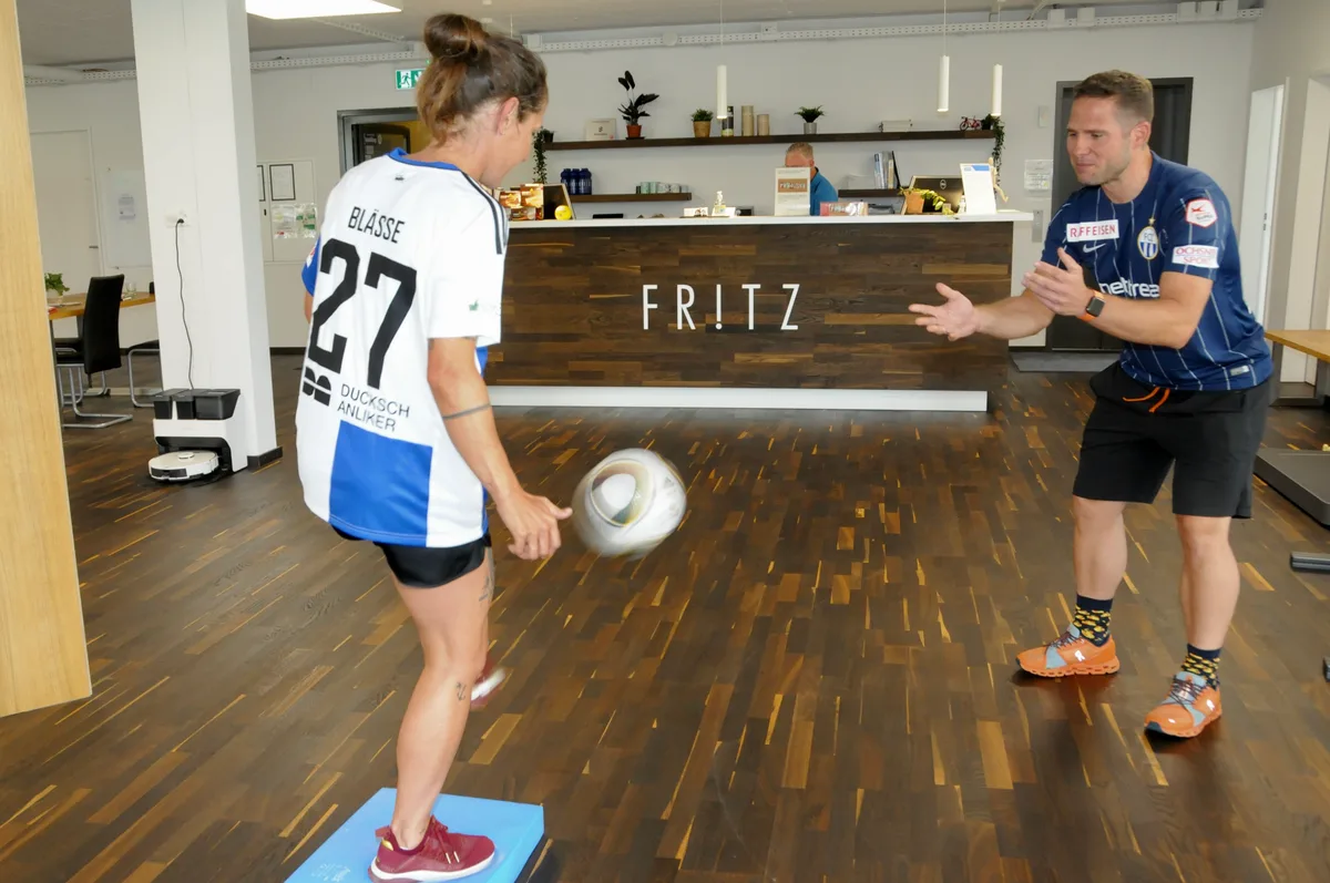 Man sieht einen Mann, der eine Frau trainiert.